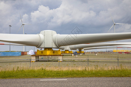 风车萨姆伯利院子里风力涡轮机巨型转轮图片