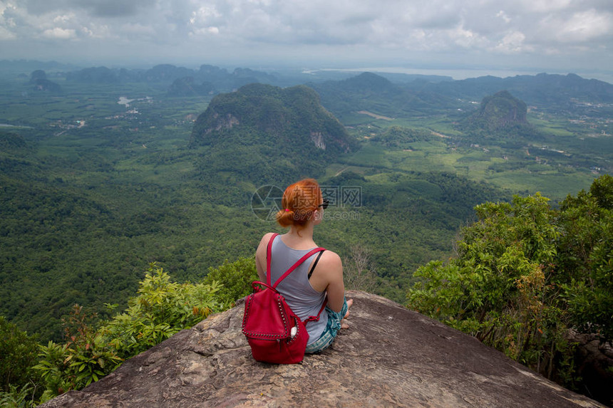 女孩对山谷和安达曼海岛屿及山地的景色非常美图片