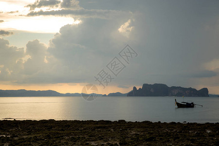 热带海滩长尾船古尔登日落泰国图片