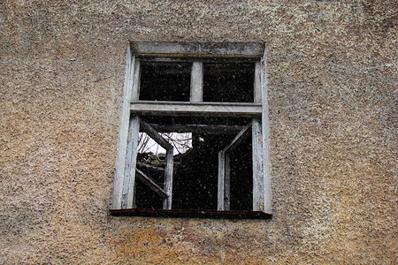 在旧的破旧房屋中的窗户悲伤的大气中补图片