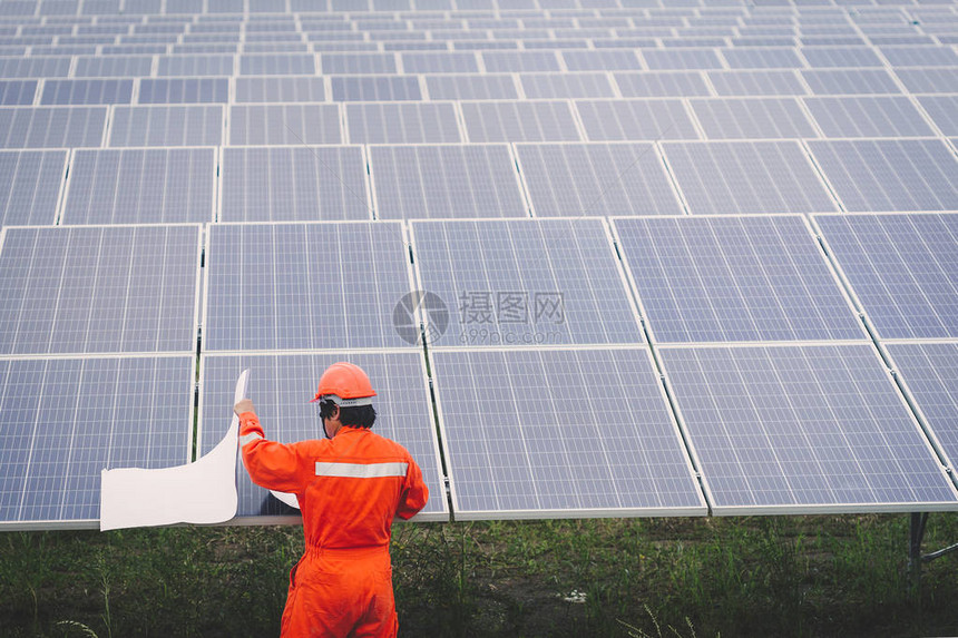太阳能发电厂工程师正在安装太阳能电池板图片
