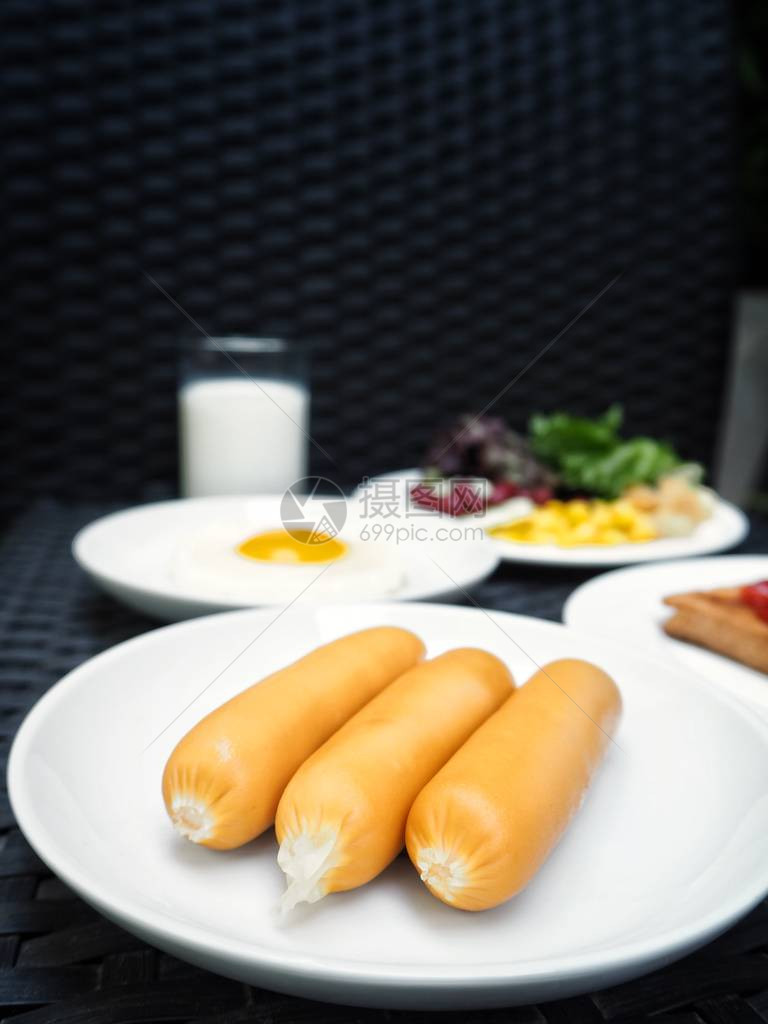 煎蛋早餐用香肠和沙拉图片