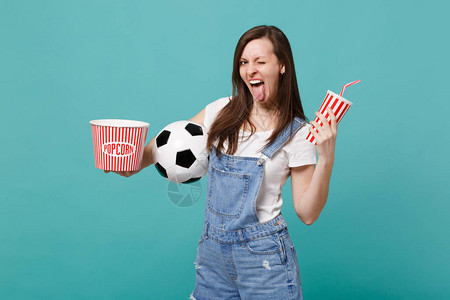 用足球一桶爆米花一杯可乐或苏打水来支持最喜欢的球队图片