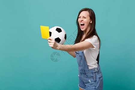 愤怒的女足球迷支持队与足球图片