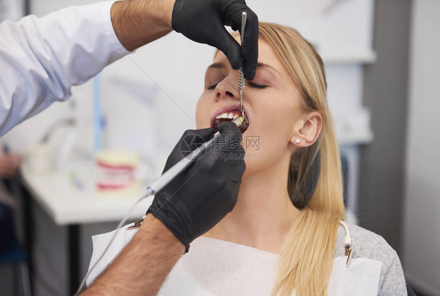 口腔科医生在牙医诊所图片
