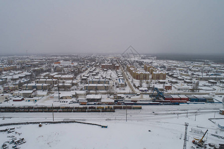 索维茨基市火车站Verkhnekodinskaya和火车天线冬天图片