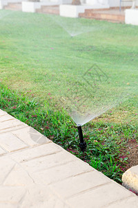 园林浇灌草坪的喷水器自动浇图片