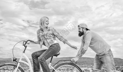 男人推着女孩骑自行车图片