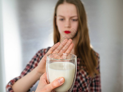 牛奶过敏的女孩乳糖不耐症概念图片