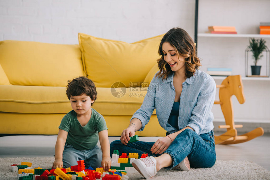 妈和儿子在客厅玩具积木图片
