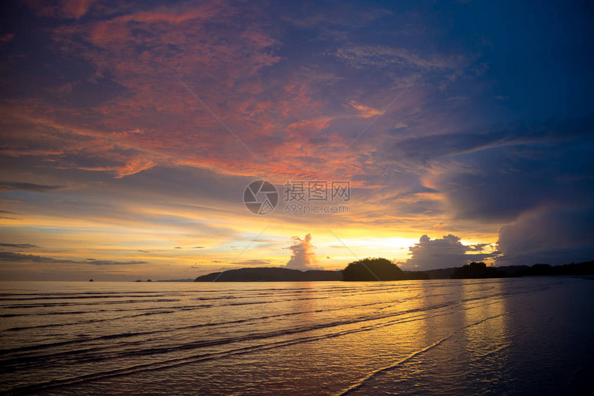 Gloomy热带日落水和岛屿上的太阳升天泰国Krabi省Ao图片