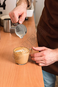 咖啡中奶粉倒入咖啡图片