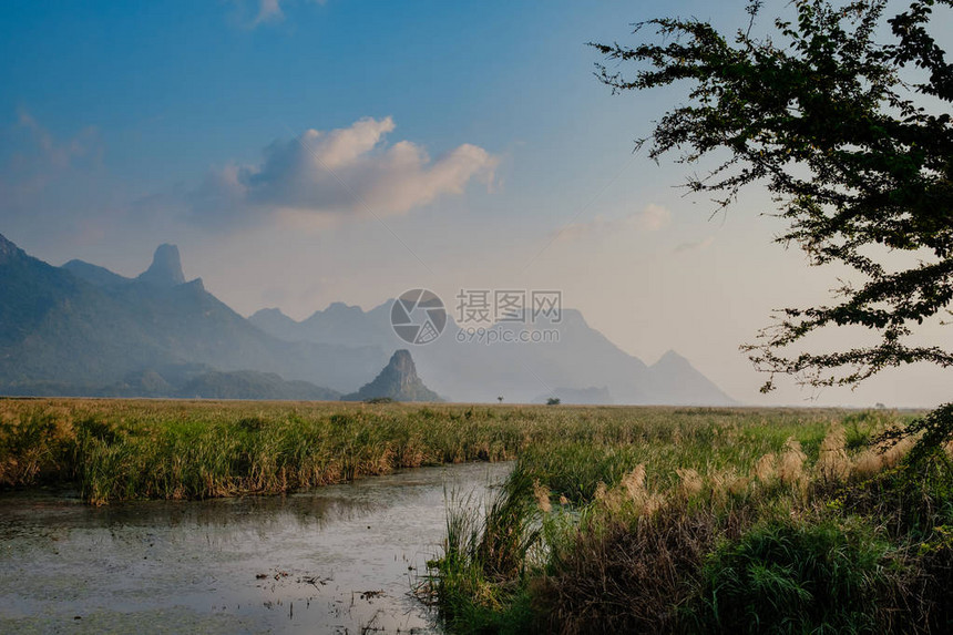 LotusLake是泰国日落时的旅游地点在湖边晚上图片