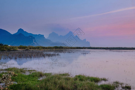 LotusLake是泰国日落时的旅游地点在湖边晚上图片