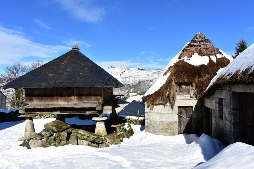 西班牙卢戈Piornedo市皮奥内多的雪山村图片