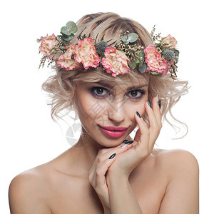短发化妆和鲜花王冠孤立的可爱模特女美图片