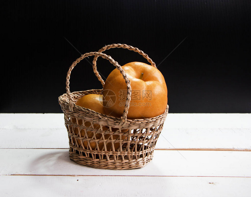 梨子插在编织的篮子里图片