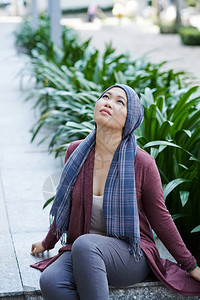 患癌症的亚裔妇女满眼希望地仰图片