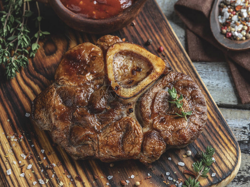 Ossobuco烹饪的牛肉小腿图片