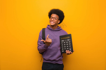 持有计算器的年轻非洲美国学生男子邀图片