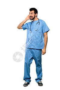外科医生在孤立的白色背景上用手顶着耳朵监听某事时全程图片