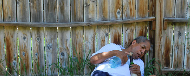 酗酒的房主在他的后院喝醉了图片