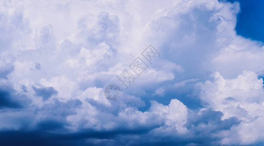 暴风雨在天空中云层时间倒图片