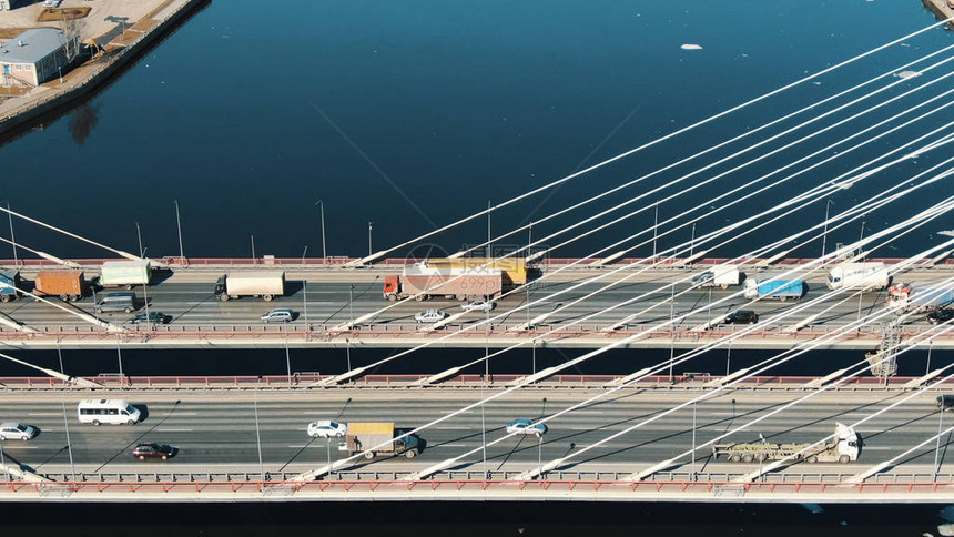 空中观视汽车交通过河上有线桥图片