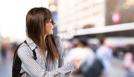 戴眼镜的女人指着户外图片