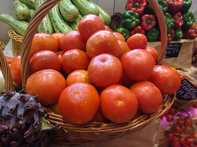 市场上一篮子西红柿和蔬菜配料图片