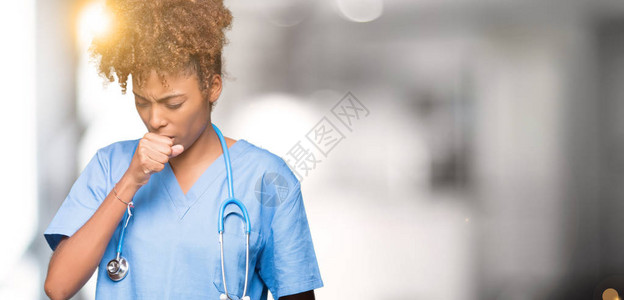 身处孤立背景感觉不舒服和咳嗽等感冒或支气管炎症状的年轻非裔美国女医图片