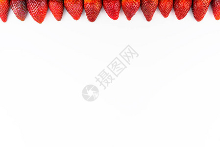 一排草莓堆叠在顶部图片