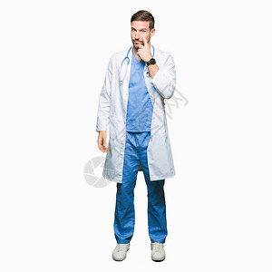英俊的医生在孤立的背景下穿着医疗制服指着眼睛看着你的手势图片