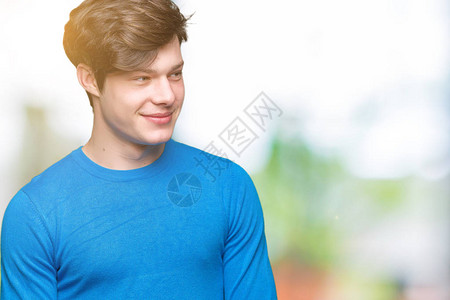 年轻英俊的男子穿着蓝色毛衣图片