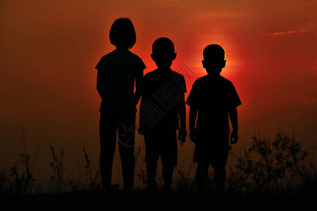 三个孩子的黑色轮廓站在一起图片