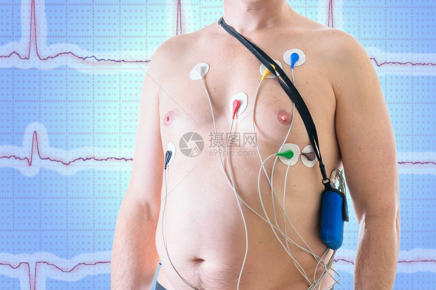 在带有心电图的屏幕背景上每天监测一个人的心脏吊带的方法心脏图片