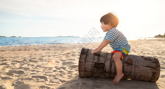 亚洲男孩在海滩上玩图片