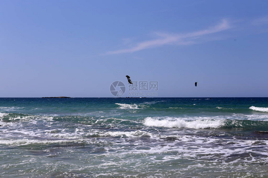 在地中海的波浪中骑着特别灯光板和机翼漂图片