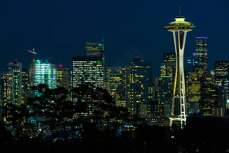 西雅图天线的夜景与空间针和其他标志建筑在背景图片