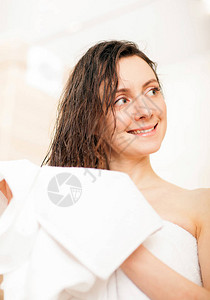 洗完澡后用毛巾擦头发时微图片