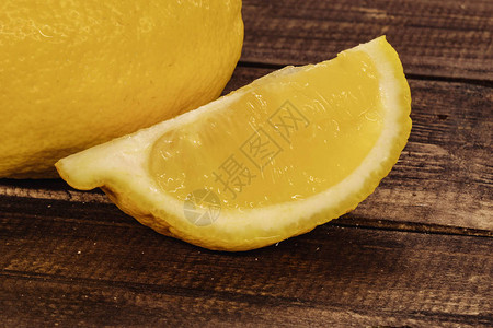 黄色新鲜柠檬木制图片