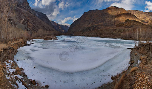 俄罗斯阿尔泰山脉无雪的冬天丘利什曼河谷流进特图片