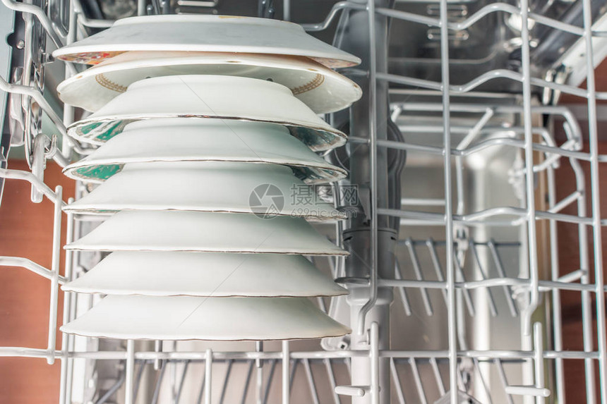 堆装进洗碗机的白盘子图片
