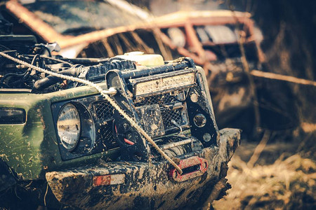 路边探险两辆肮脏的体育用车被泥土覆图片