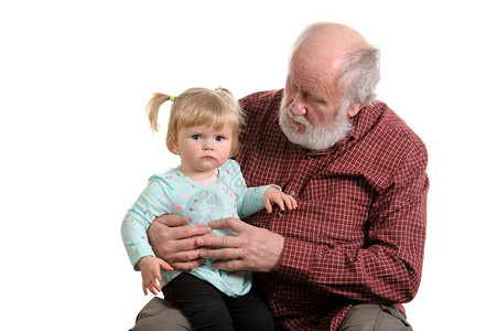 小孙女坐在她爷的膝图片