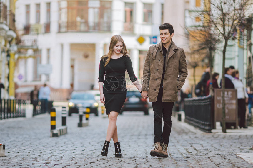 都市现代年轻情侣走浪漫的谈话图片