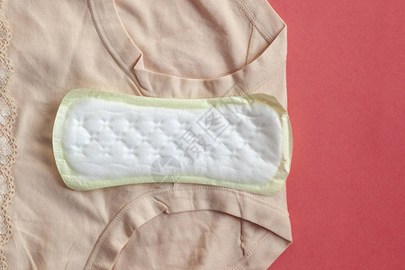 用于在家中格子布上保护女卫生的月经卫生巾图片