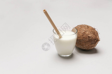 椰子牛奶和新鲜棕椰子水果有机素食者在玻璃杯中不以乳品图片