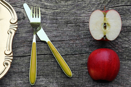 两半苹果餐具和盘子放图片