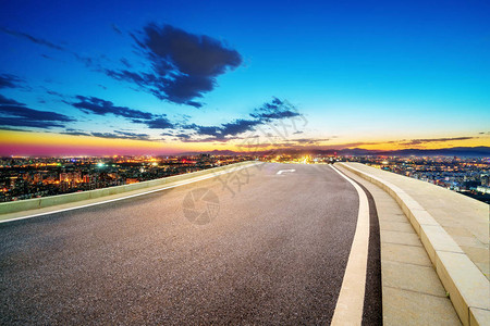 高速公路通往遥远的城市天线北京图片